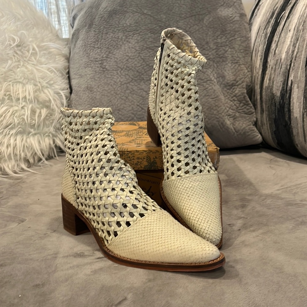 Free People 41 Boots Bootie In The Loop White Leather Block Heel. Never worn